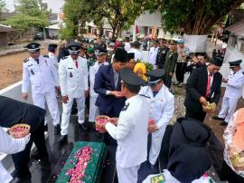 UPACARA TABUR BUNGA DI TAMAN MAKAM PAHLAWAN SAMBI PITU